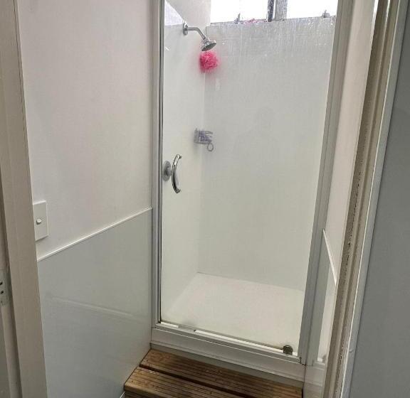 标准单人间共用浴室, Hamilton City Inn