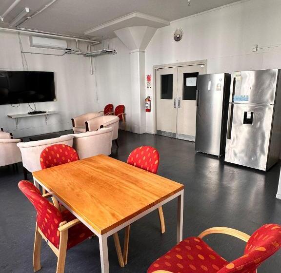 标准三人间共用浴室, Hamilton City Inn