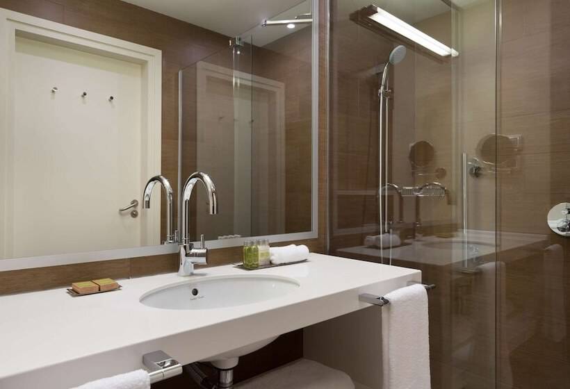 복층 룸 퀸 침대, Doubletree By Hilton Moscow Vnukovo Airport