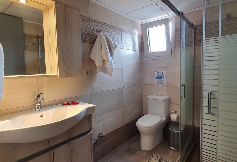 Полулюкс, Evina Rooms & Suites