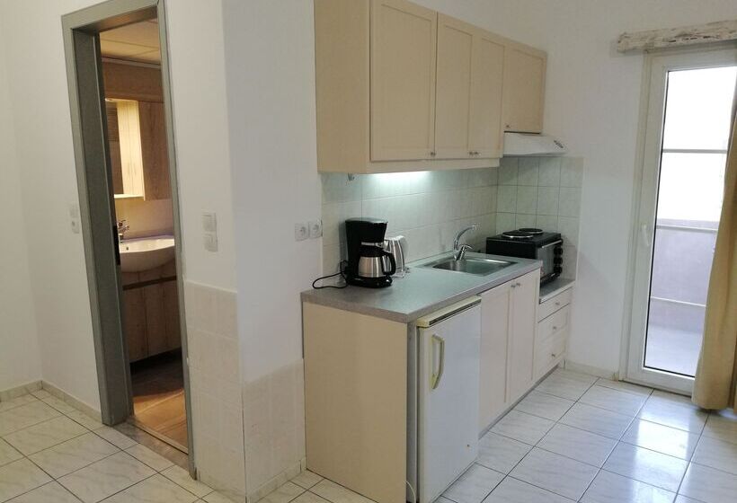 Полулюкс, Evina Rooms & Suites