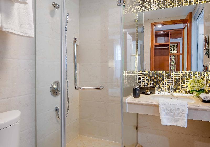 اتاق لوکس, Paris Deli Danang Beach