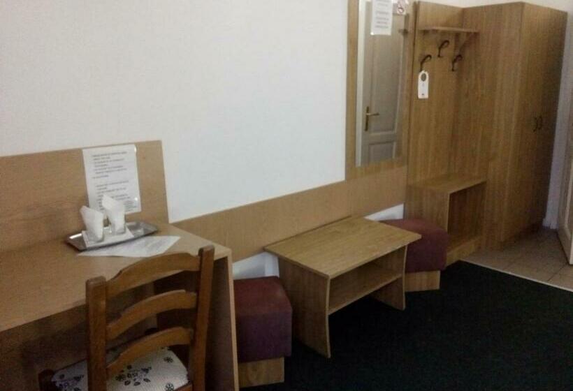 غرفة قياسية ذات أسقف منحدرة, Perla