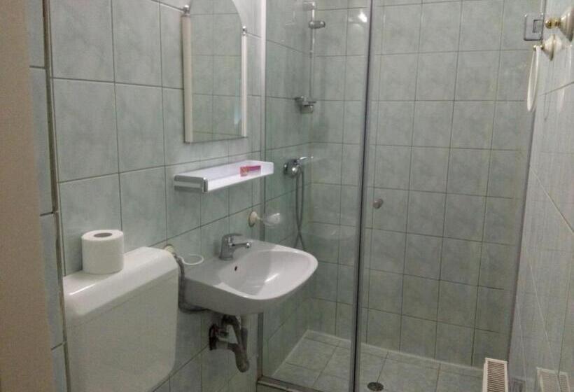 غرفة قياسية ذات أسقف منحدرة, Perla