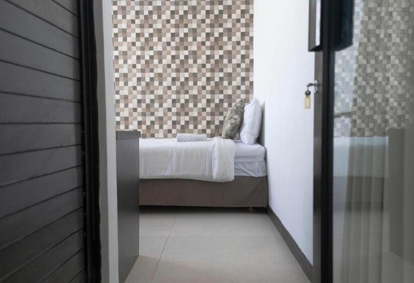 חדר קומפורט יחיד, The Paica