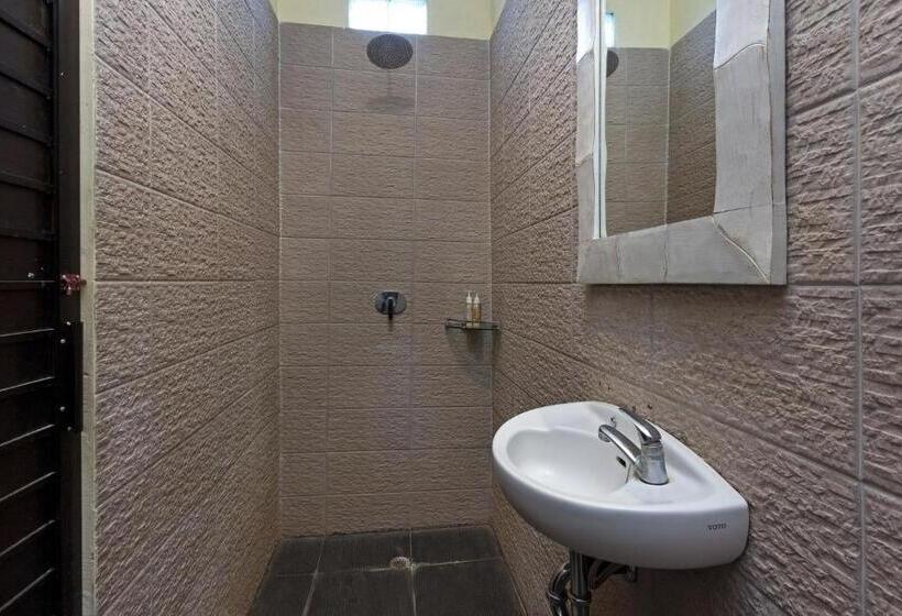 חדר בסיסי לשלושה, The Paica