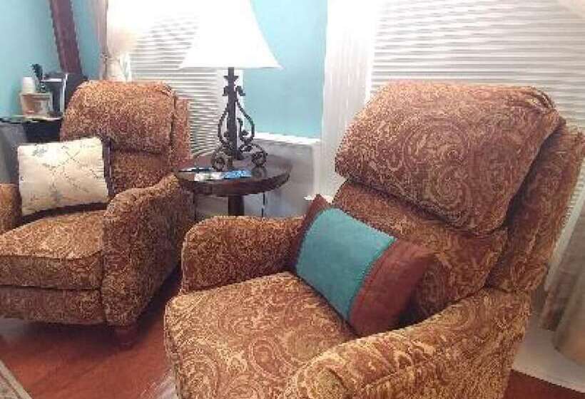 جناح, 2 River Road Inn Cottages