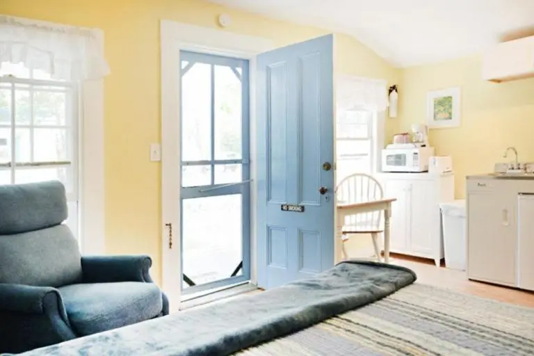 デラックスキャビン, 2 River Road Inn Cottages