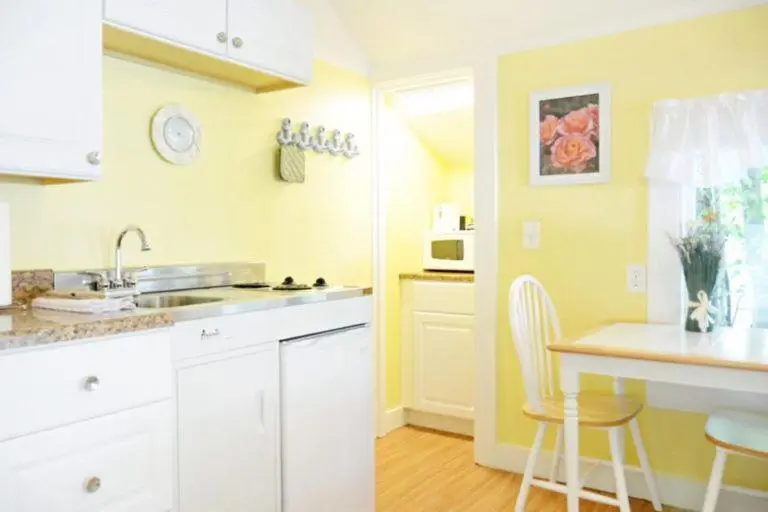 デラックススタジオ, 2 River Road Inn Cottages