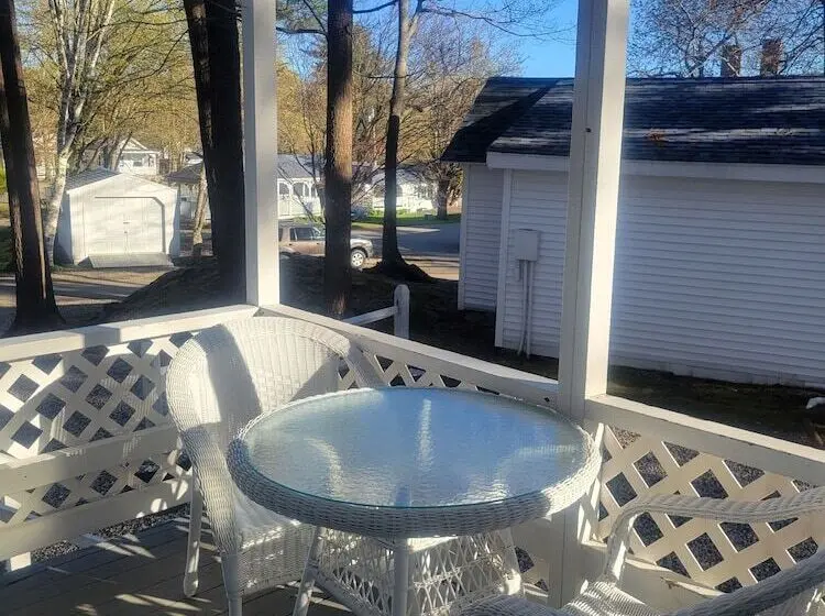 キャビン, 2 River Road Inn Cottages