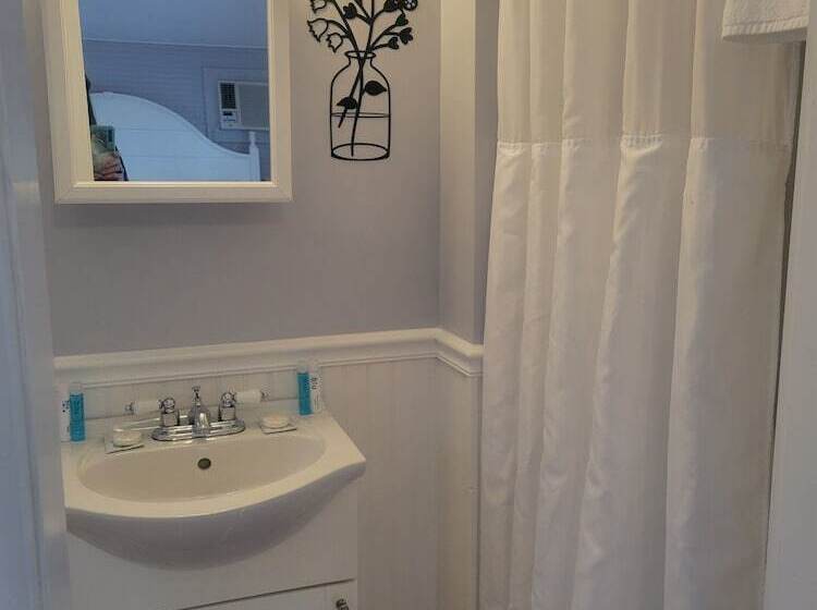 كابينة, 2 River Road Inn Cottages