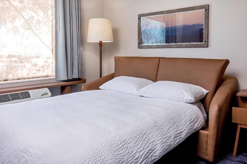 带大床的套房, Fairfield Inn & Suites By Marriott Mcpherson