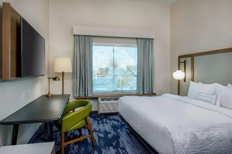 キングサイズベッドのスタンダードルーム, Fairfield Inn & Suites By Marriott Mcpherson