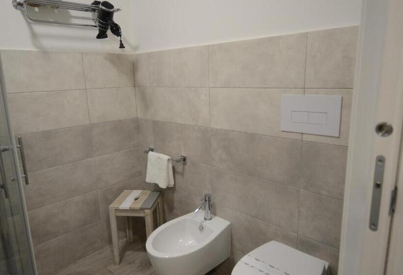 غرفة قياسية, Terry's House