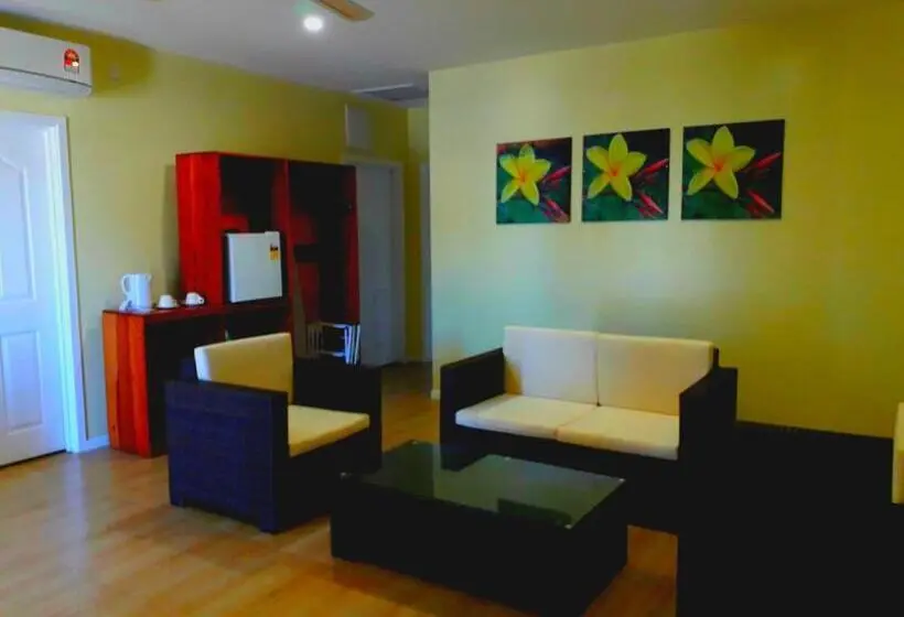 اتاق سه نفره سوپریور با چشم‌انداز دریا, Le Uaina Beach Resort