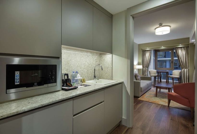 سوییت سوپریور, Doubletree By Hilton Skopje