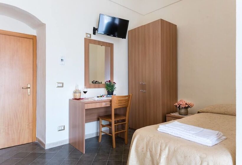 חדר משפחתי, Il Campanile