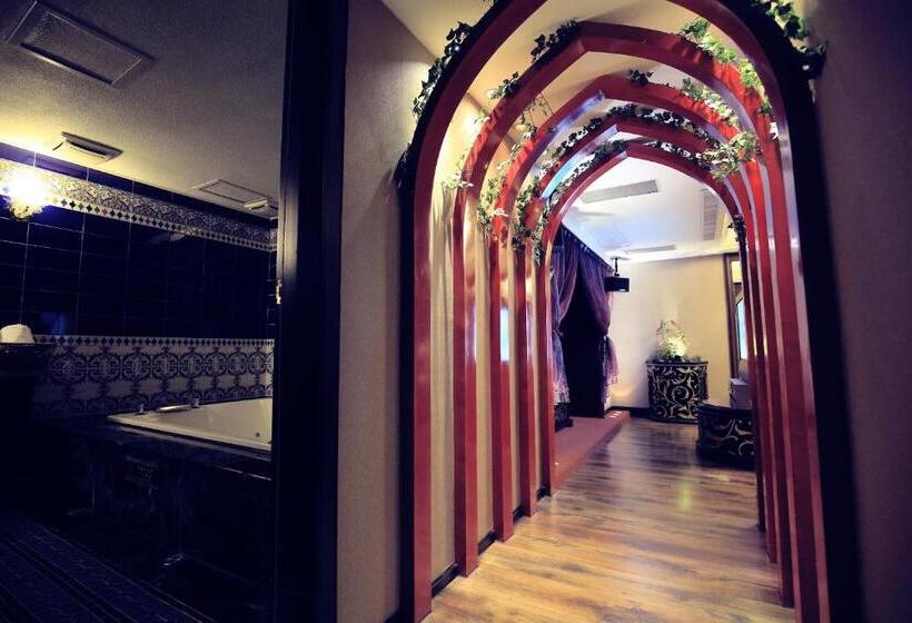 اتاق کلاس بیزنس, I More Motel