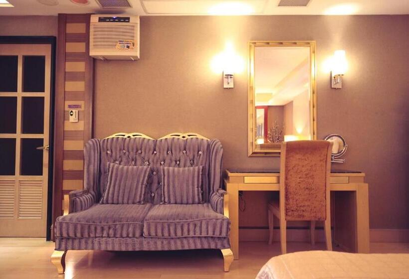 اتاق کلاس بیزنس, I More Motel