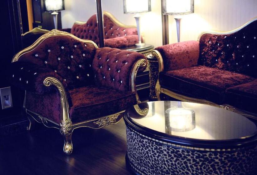 اتاق لوکس, I More Motel