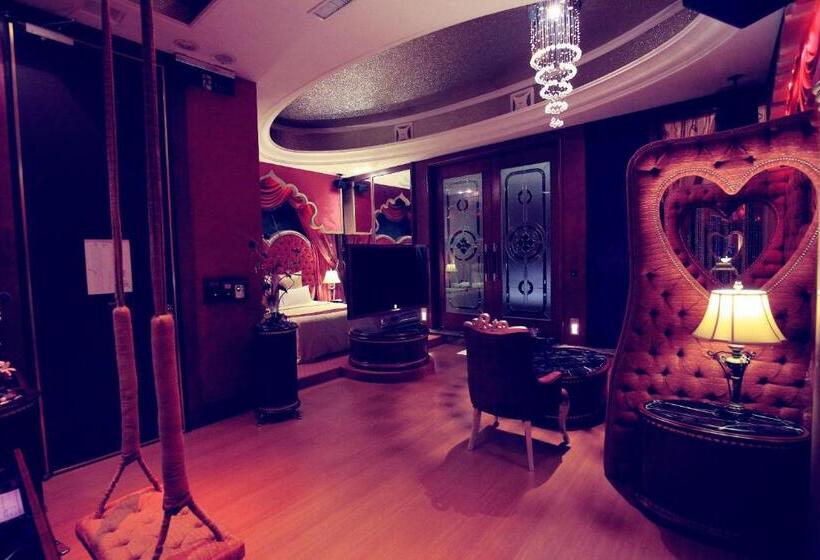اتاق لوکس, I More Motel