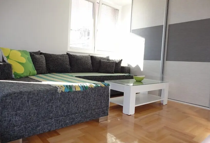 استودیو کامفورت, Accommodation Mell