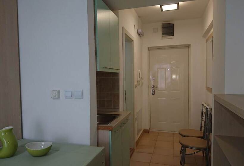 استودیو کامفورت, Accommodation Mell