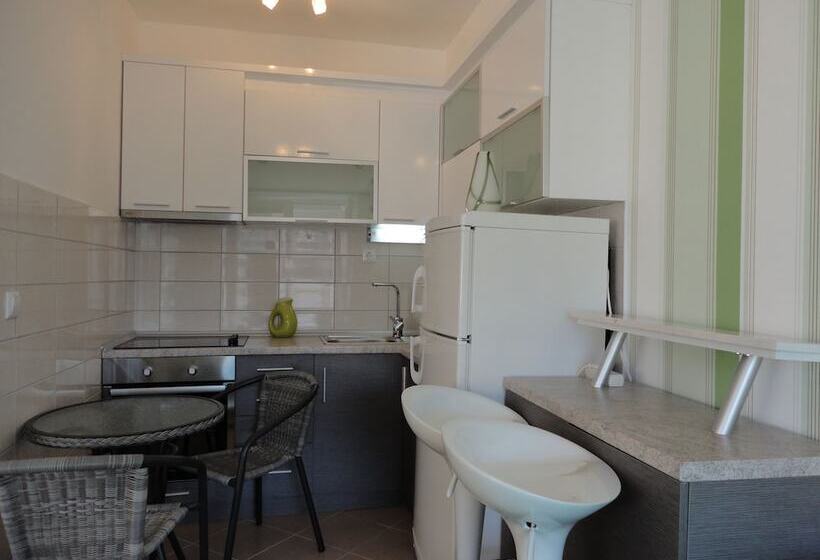 استودیو کامفورت, Accommodation Mell