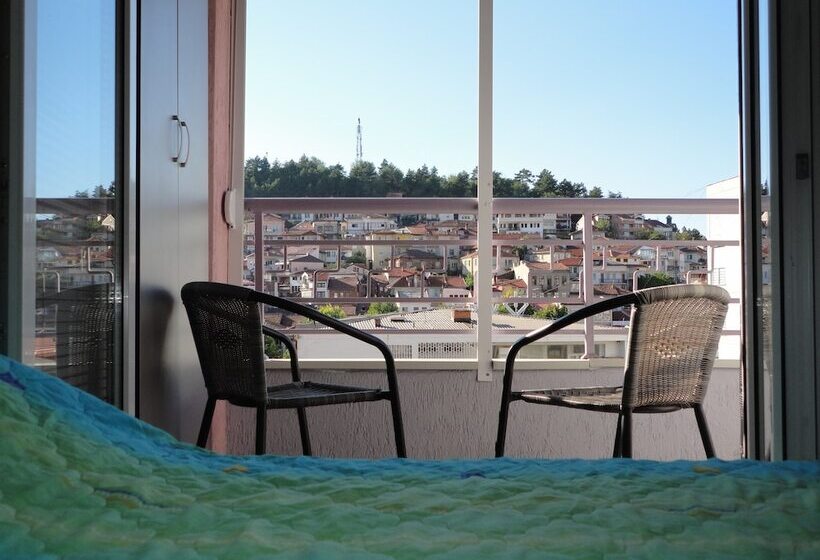 استودیو کامفورت, Accommodation Mell