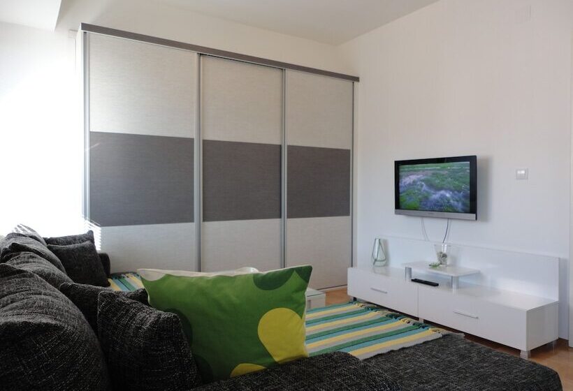 استودیو کامفورت, Accommodation Mell