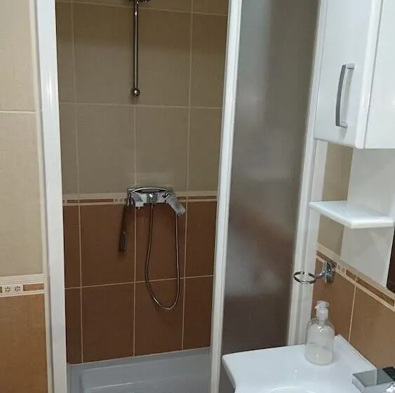 اتاق اکونومی, Accommodation Mell