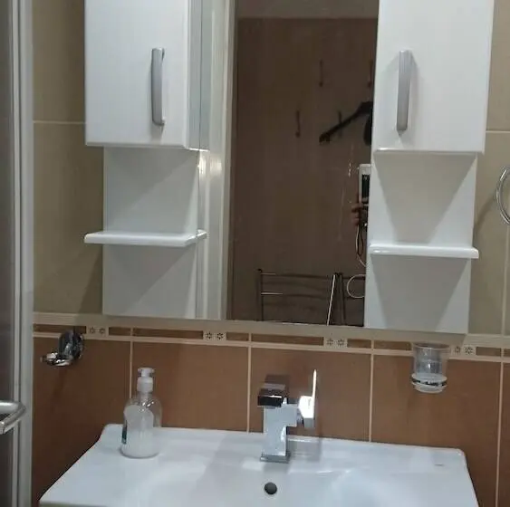 اتاق اکونومی, Accommodation Mell