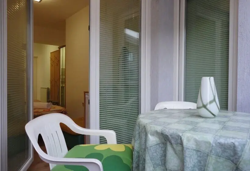 اتاق اکونومی, Accommodation Mell