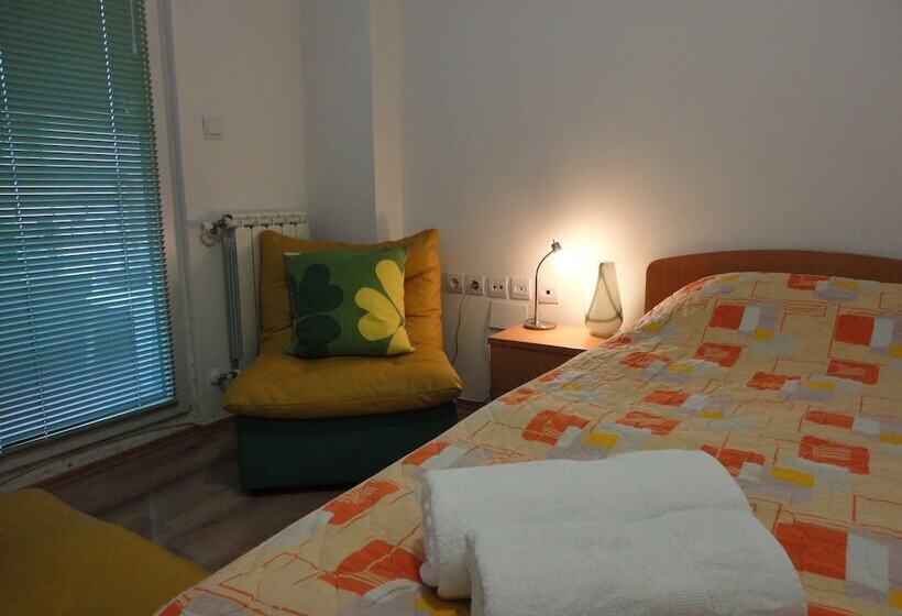 اتاق اکونومی, Accommodation Mell