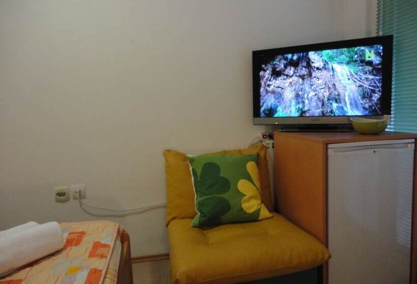 اتاق اکونومی, Accommodation Mell