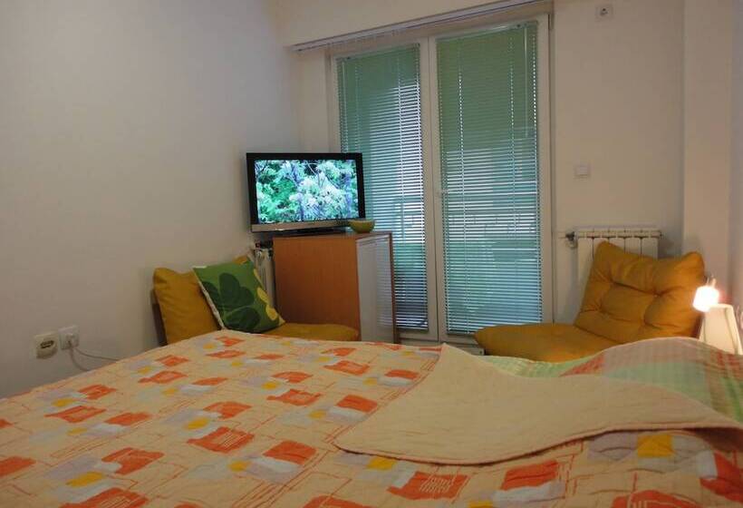 اتاق اکونومی, Accommodation Mell