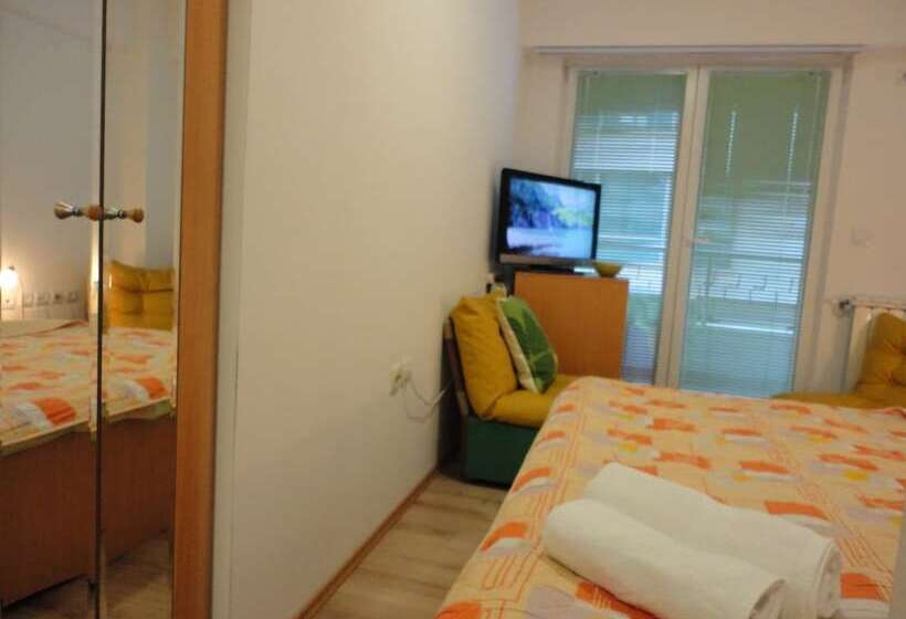 اتاق اکونومی, Accommodation Mell