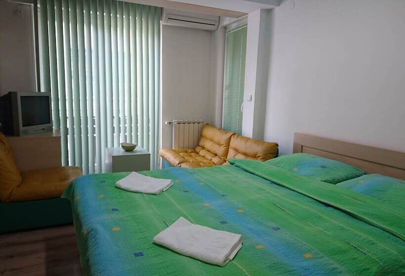 اتاق اکونومی, Accommodation Mell