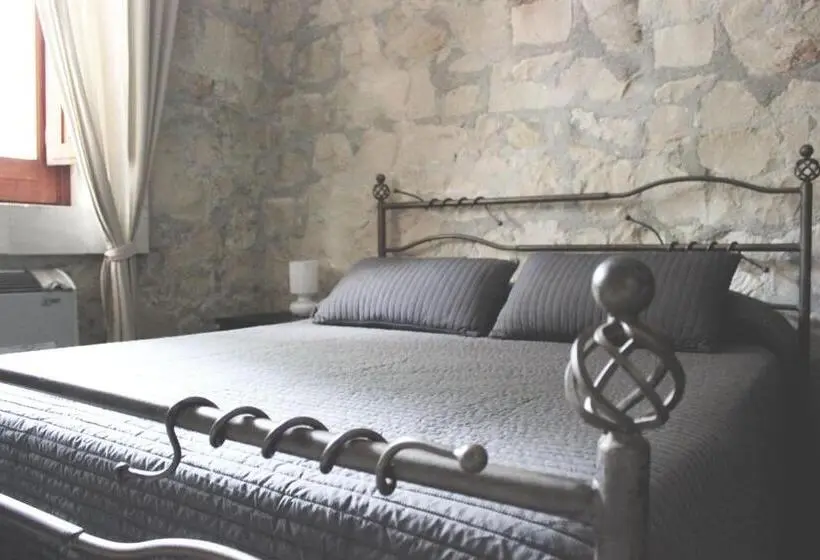 Standard Kolmen Hengen Huone, A Cunziria