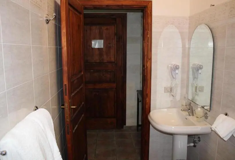 Standard Kolmen Hengen Huone, A Cunziria