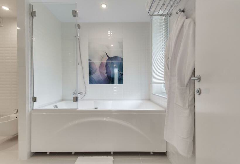 סוויטה עם מרפסת, G9