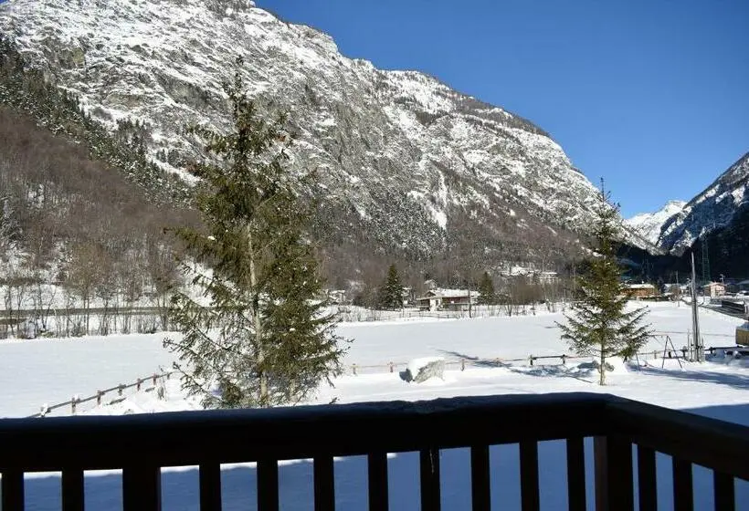اتاق استاندارد سه نفره, Miravalle