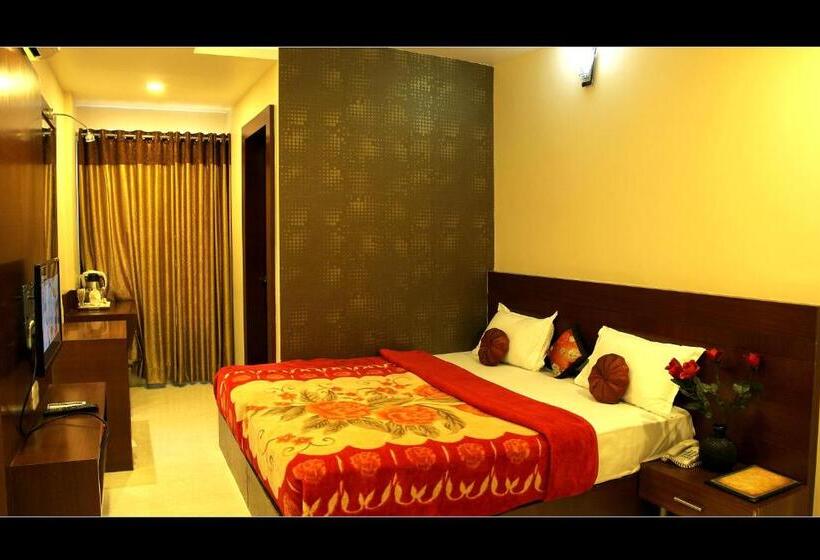 חדר דלוקס, Shri Khedapati International