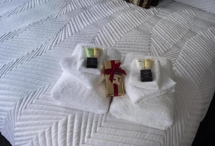 Пентхаус Люкс, Madsen Retreat