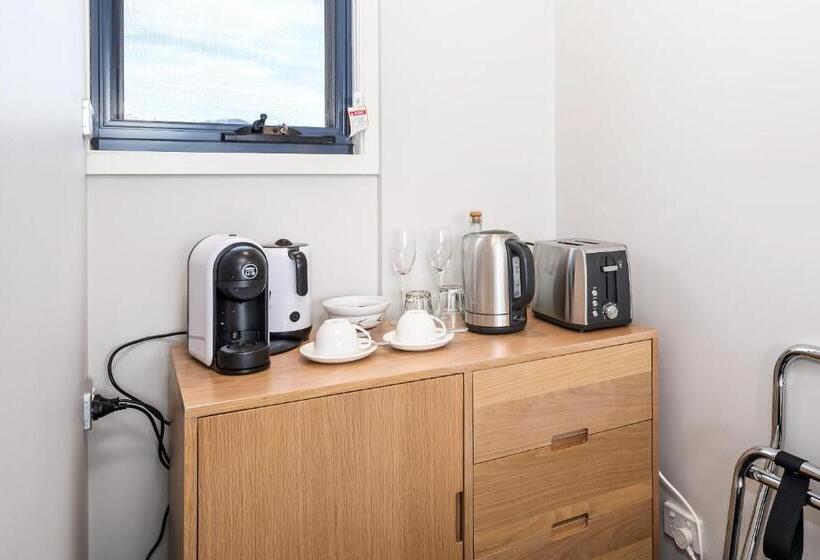 Студия Deluxe, Madsen Retreat