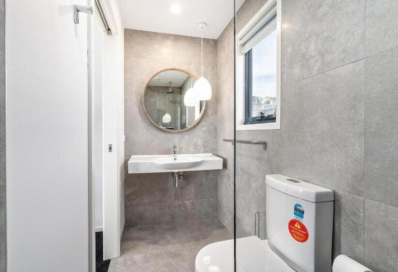 Студия Deluxe, Madsen Retreat