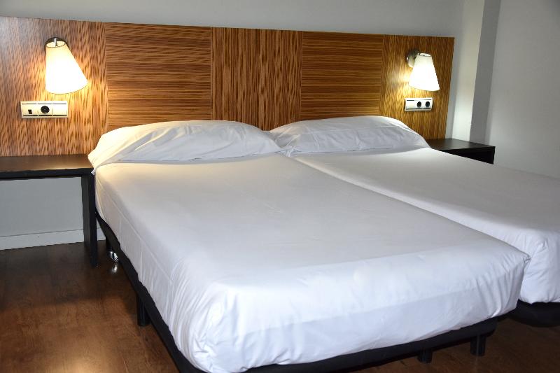 장애인을 위한 킹사이즈 침대 스탠다드 룸, Hampton Inn Brooklyn Park