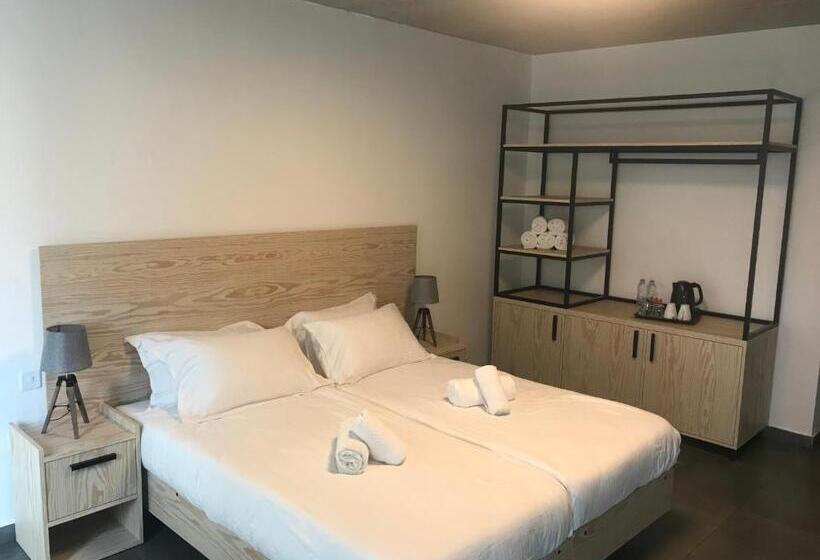 اتاق استاندارد, Mr. Todd