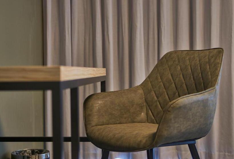 اتاق سوپریور, Mr. Todd