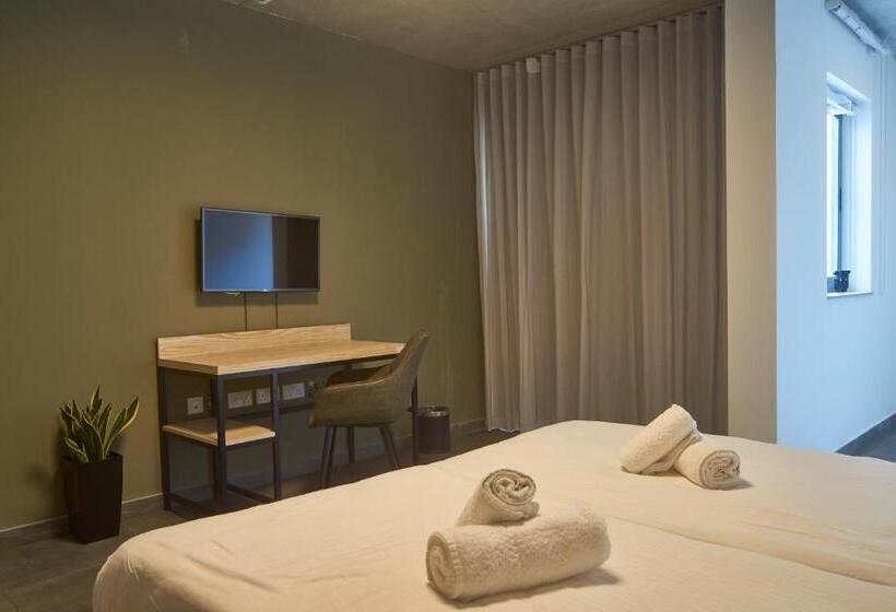 اتاق سوپریور, Mr. Todd